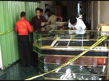 Etalase Perhiasan Emas Menjadi Sasaran Empuk Maling2