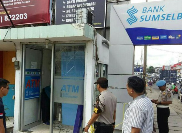 Pencuri Angkut Mesin ATM Bank Sumsel Babel di Palembang2
