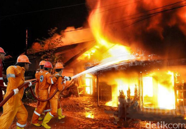 Gudang Bahan Material di Bekasi Terbakar