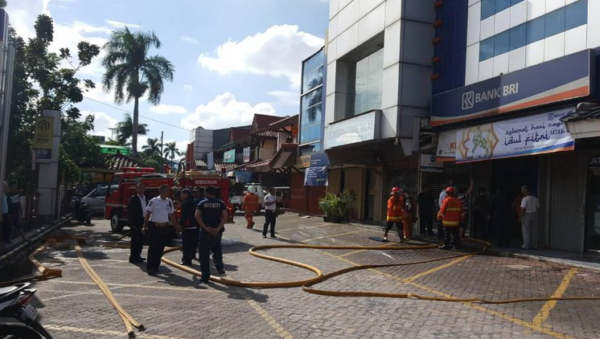 Sebuah Bank di Pasar Puri Indah Kembangan Terbakar